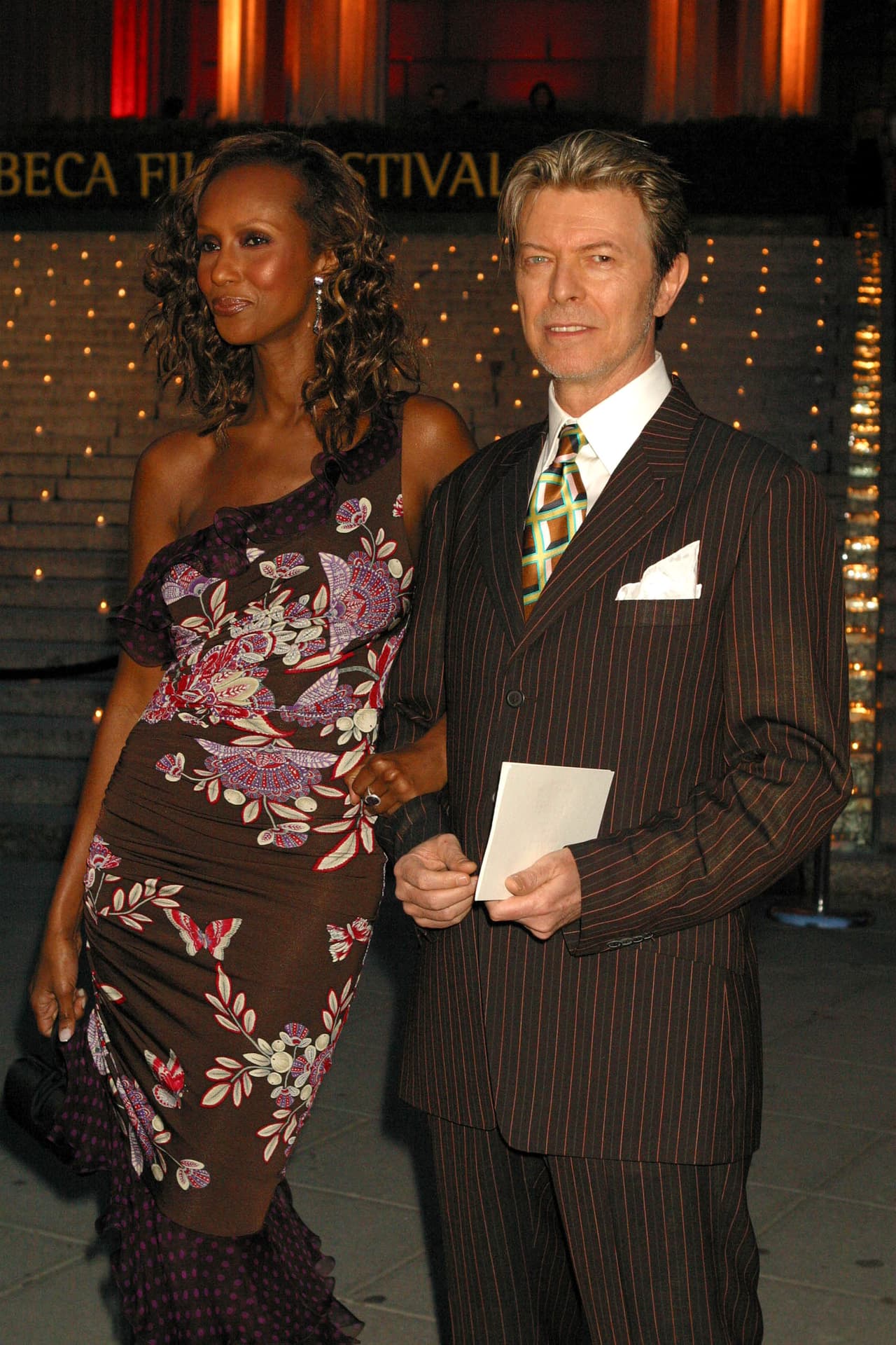 En 1992 Bowie se casó con la modelo africana Iman, la noticia fue polémica y el mundo entero se preguntaba si ese matrimonio duraría.