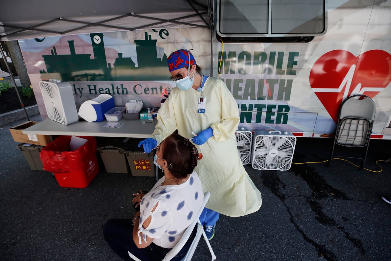 Una enfermera realiza una prueba de coronavirus en un centro de la ciudad de Lawrence, Massachusetts