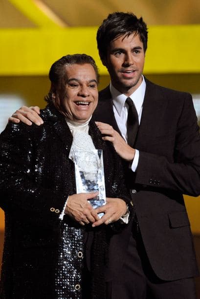 "Yo era un crío cuando escuché por primera vez sus canciones y me gustó mucho. Escuchamos su voz y sabemos perfectamente que es él", así lo presentó Enrique Iglesias.