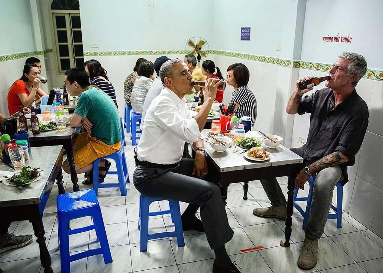 <b>El otro viaje a Vietnam. </b>Sobre la primera la visita a Vietnam de Donald Trump, llena de formalidades, Pete Souza recordó la de Barack Obama con esta foto. “El presidente Obama comparte una comida y una cerveza con Anthony Bourdain en Vietnam el año pasado. Disfrutamos muchísimo de nuestra visita allí. Espero volver pronto a Vietnam de vacaciones”, escribió el fotógrafo.