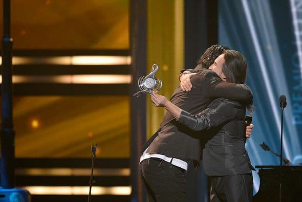 Arjona estaba tan emocionado que abrazó al cantante.