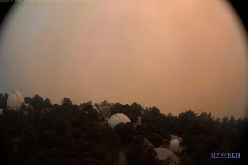 Esta foto tomada desde lo alto del monte Wilson muestra un denso humo que envuelve el famoso observatorio del sur de California el miércoles 16 de septiembre de 2020. Los bomberos han evitado que el incendio forestal Bobcat dañe el histórico observatorio.