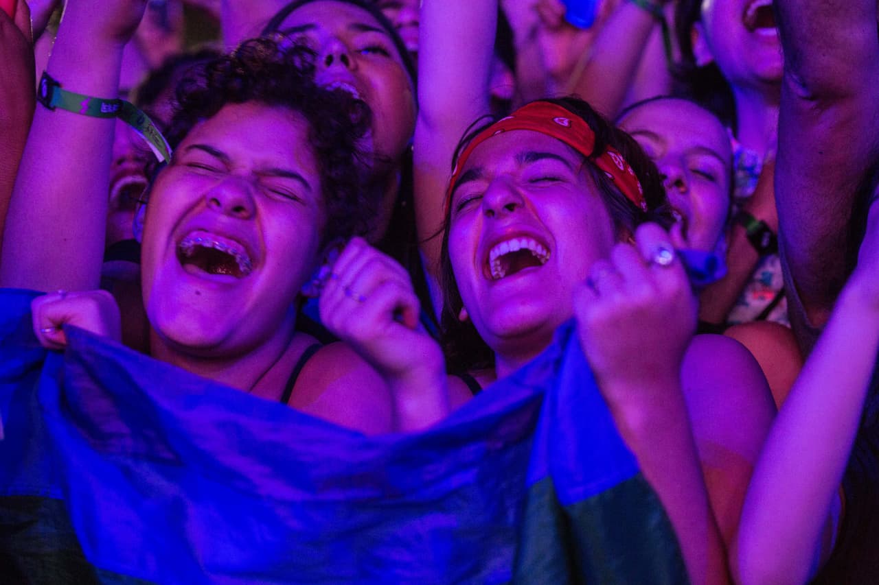 Cantar, silbar y aullar, 
<b><a href="https://ecode360.com/13534391" target="_blank">se consideran un ruidos prohibidos</a></b> en las calles públicas de Danville.