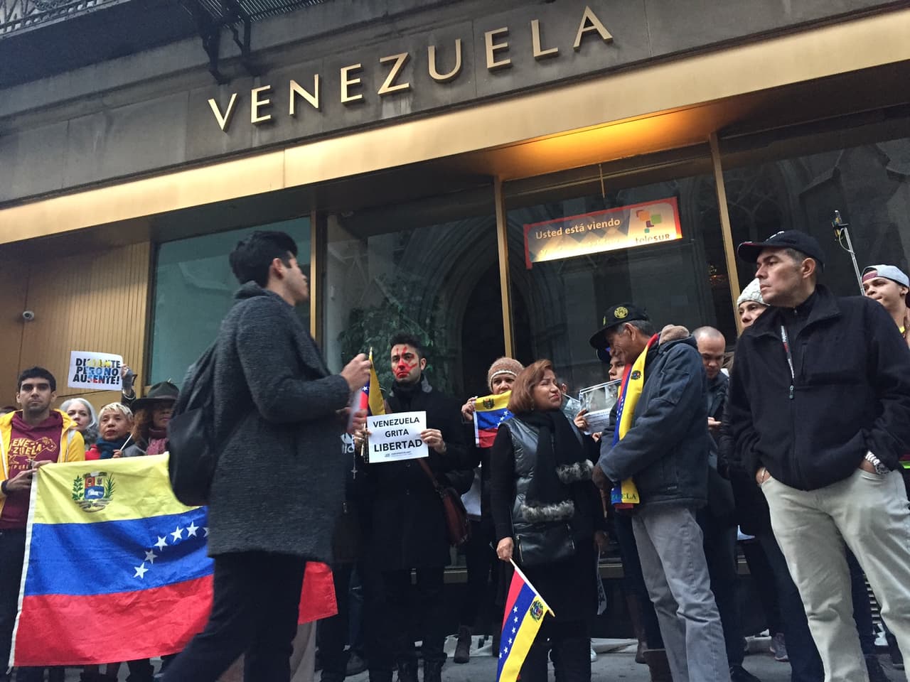 Aunque las puertas del consulado estaban cerradas, los manifestantes realizaron su protesta en frente y dijeron que ese lugar "también era de ellos (opositores)".