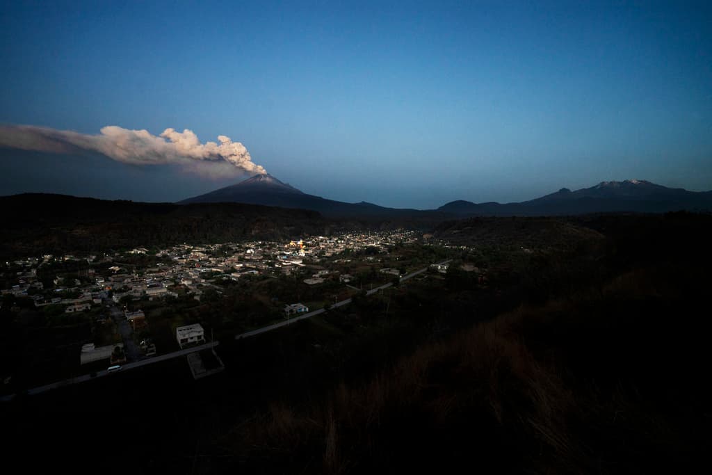 El volcán Popocatépetl incremento sus emisiones de ceniza y gases.