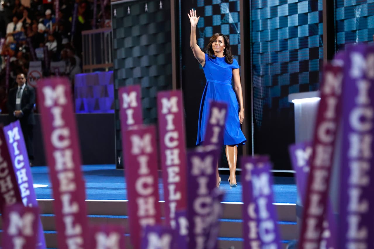 <b>La primera dama emociona a la convención.</b> Michelle Obama ofreció su
<b><a href="http://www.univision.com/noticias/convencion-democrata/el-apasionado-discurso-de-michelle-obama-magnifica-a-la-primera-dama-y-reconcilia-a-los-democratas">último discurso ante una Convención Demócrata como primera dama</a></b> en Filadelfia. Su mensaje fue político y personal y logró emocionar a un público dividido. Ella, que tuvo una relación muy tensa con los Clinton hace ocho años, hizo en la convención una defensa apasionada de Hillary. "Solo hay una persona calificada para ser presidenta. Y es nuestra amiga Hillary Clinton...”, aseguró. 25 de julio de 2016.