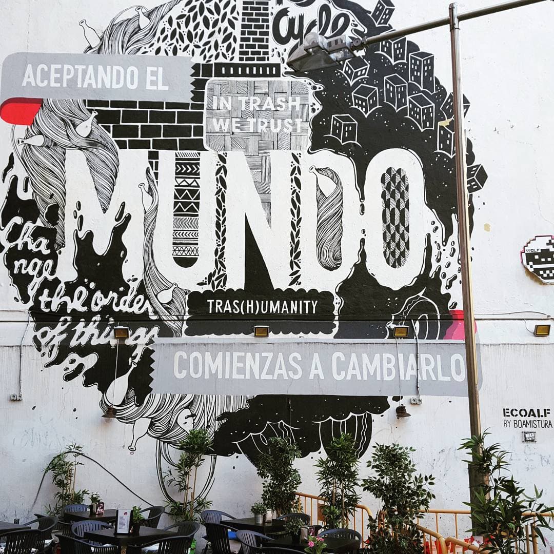 Algunos de sus proyectos son apoyados por ONGs como Ayuda en Acción y compañías privadas que ofrecen la financiación necesaria para desarrollarlos. También han colaborado con marcas en alguna ocasión, 
<a href="https://vimeo.com/67305330">como en la realización de este mural</a> que hicieron para la firma de moda sostenible 
<a href="http://ecoalf.com">Ecoalf</a>. Las prendas están elaboradas con materiales reciclados y de ahí surge esta oda a los residuos y a la protección del planeta.