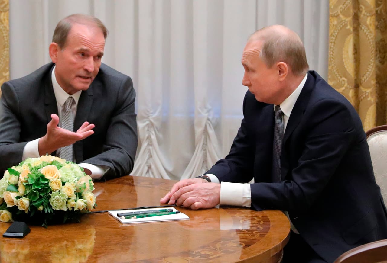 El magnate ucraniano Viktor Medvedchuk fue acusado en su país de "alta traición". En la imagen aparece reunido con Putin en San Petesburgo en 2019 (Mikhail Klimentyev, Sputnik, Kremlin Pool Photo via AP)