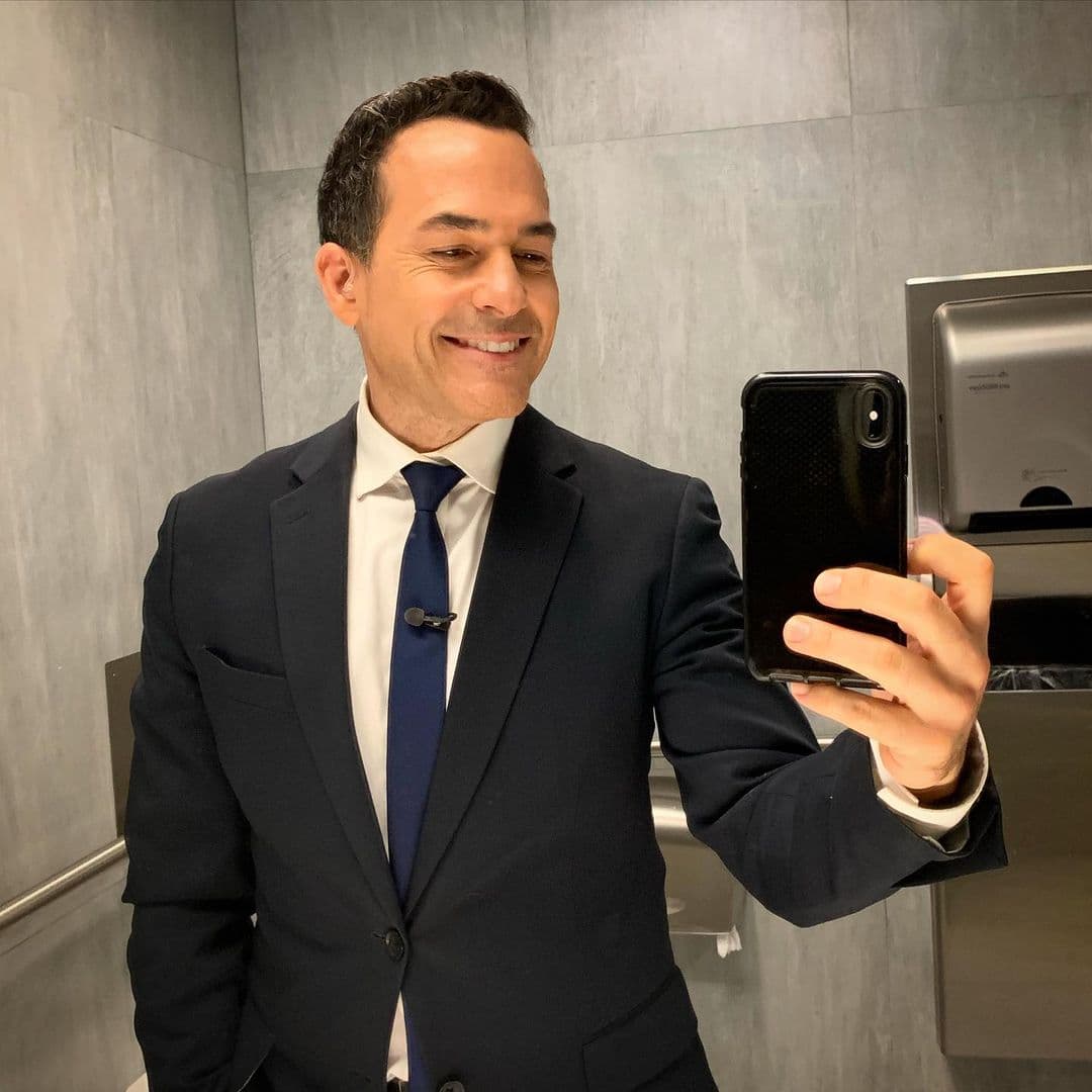 ¿Quién no lo ha hecho? Carlitos Calderón es fan de las fotografías en los sanitarios de Univision, y es que la verdad estas instalaciones suelen estar bien iluminadas, tienen un espejote y nos permiten desinhibirnos y posar como se nos ocurra.