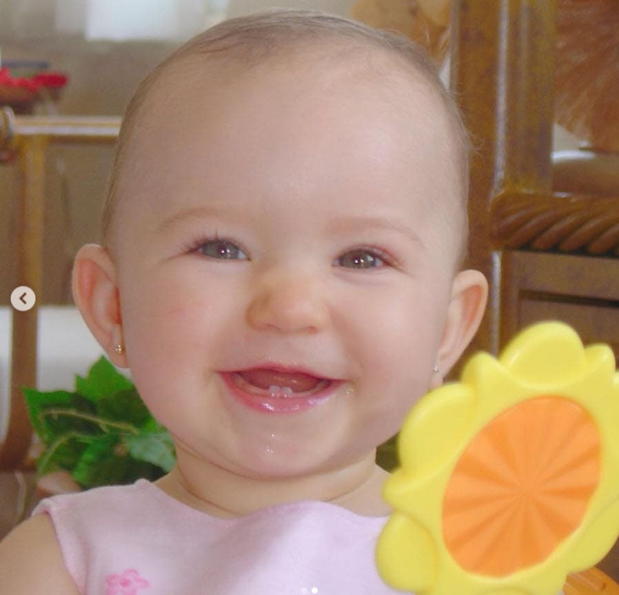 La alentó a no hacer caso de los malos comentarios: "Nunca dejes de creer en tu valor, talento y fortaleza,
<b> aunque existan algunos seres que quieren hacerte sentir lo contrario</b>... La luz siempre incomoda a los que están en la oscuridad y tú eres luz".
<br>