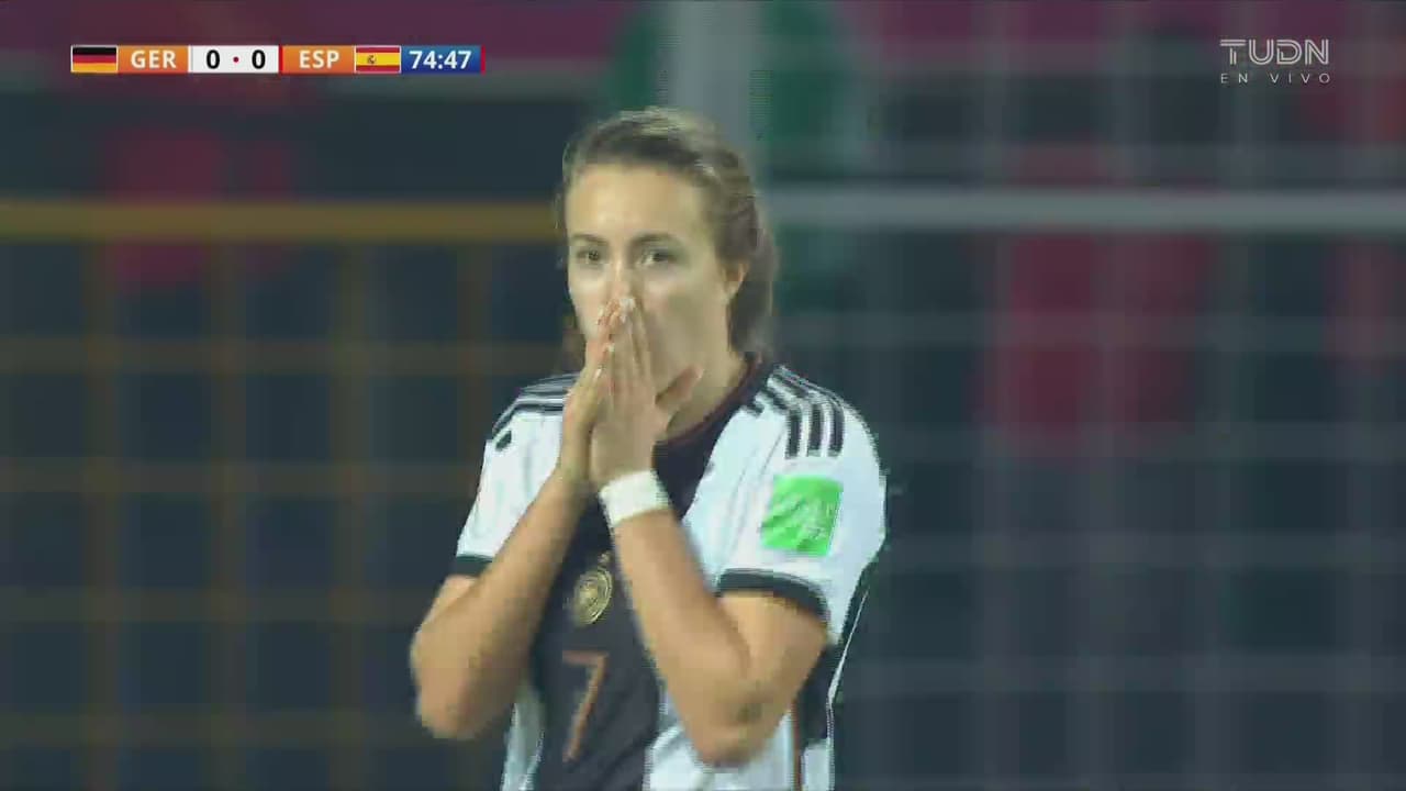 ¡No quiere entrar! Alber vuelve a probar de lejos y Fuente detiene