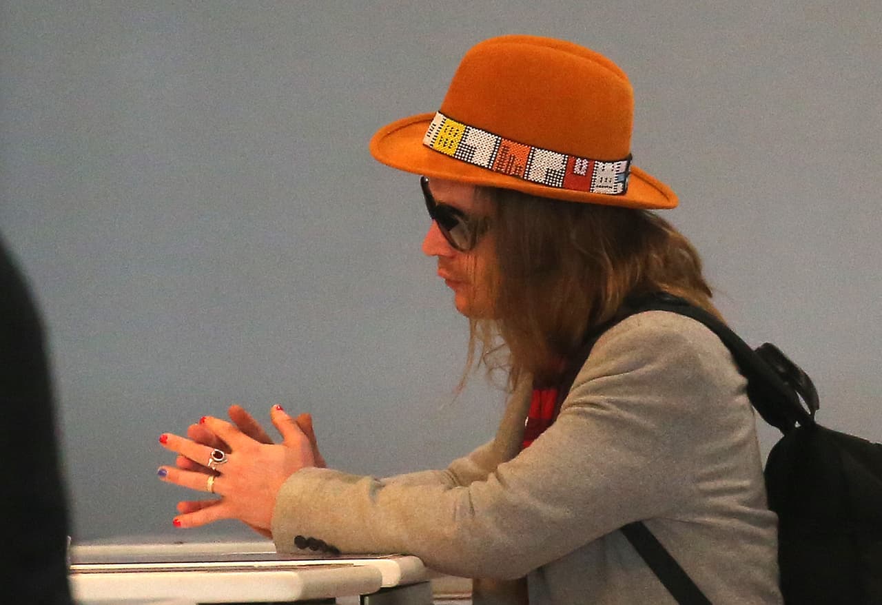 Por ejemplo, en 2016 fue captado con el cabello largo y con las 
<b>uñas de las manos pintadas </b>en diferentes colores.