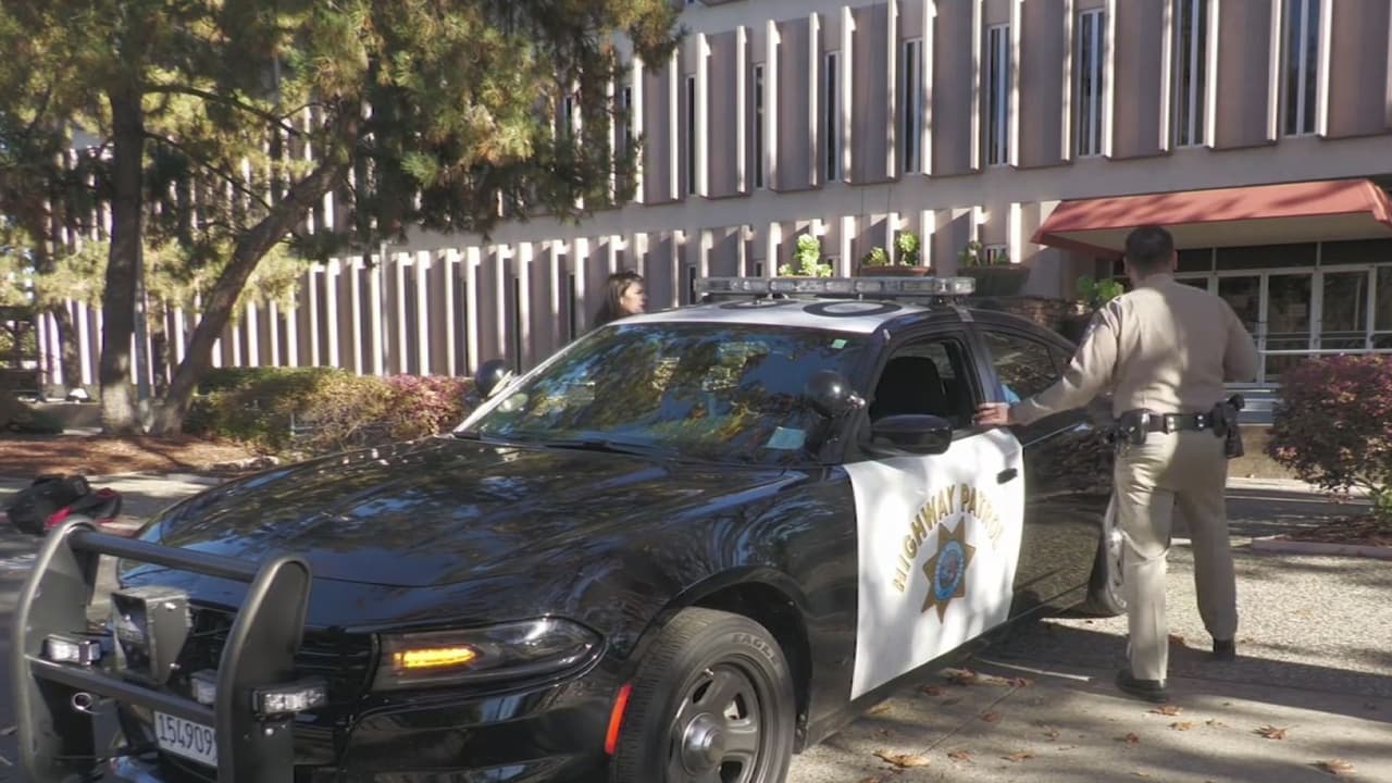 Una vez hecho esto, es momento de quitarse el cinturón de seguridad y salir del auto.
<br> 
<br>“De inmediato hay que asegurarse que se mira en dirección al tráfico” y no perder atención de lo que ocurre en el entorno.
<br> 
<br>“Siempre se debe cruzar por detrás del vehículo, no por la parte de adelante” para dirigirse de inmediato a la parte más lejana de los carriles de la carretera.