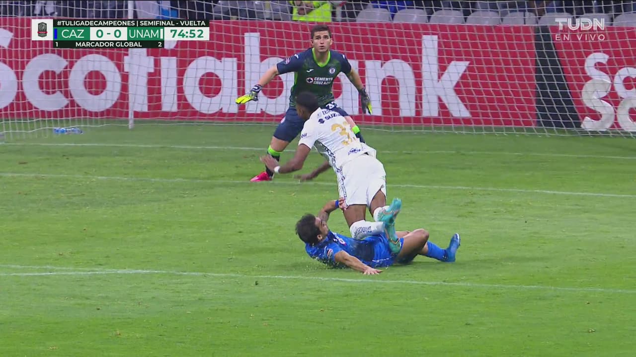 ¡Polémica en jugada brava! El VAR le quita penalti a favor a Pumas