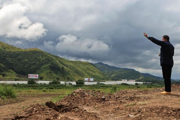 Fertinitro, constituida con capital de la estadounidense Koch y de una subsidiaria de la empresa de servicios Saipem, de la petrolera italiana Eni, "es una de las plantas de fertilizantes basados en nitrógeno más grandes del mundo con una capacidad de producción diaria de 3,600 toneladas de amoníaco y 4,400 toneladas de urea", señaló Chávez.
