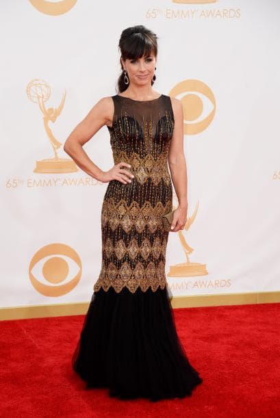 Los trajes que lucieron las damas en los Premios Emy demuestran que el arte de llamar la atención estaba concentrado en llevar y lucir cada pieza, regia, con detalles inesperados, como un toque de color o simplicidad de líneas. Telas suaves o flotantes, colores sosegados o llamativos, diseños sobrios o atrevidos. Míralos todos y ¡copia lo que más te guste!, ahora llega la temporada de fiestas y tú puedes lucir como las estrellas.