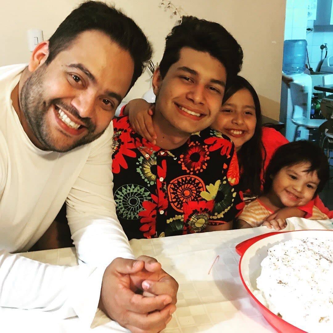 Elyangelica González compartió galerías de fotos con los papás más importantes en su vida, entre ellos su esposo Santos Montero.