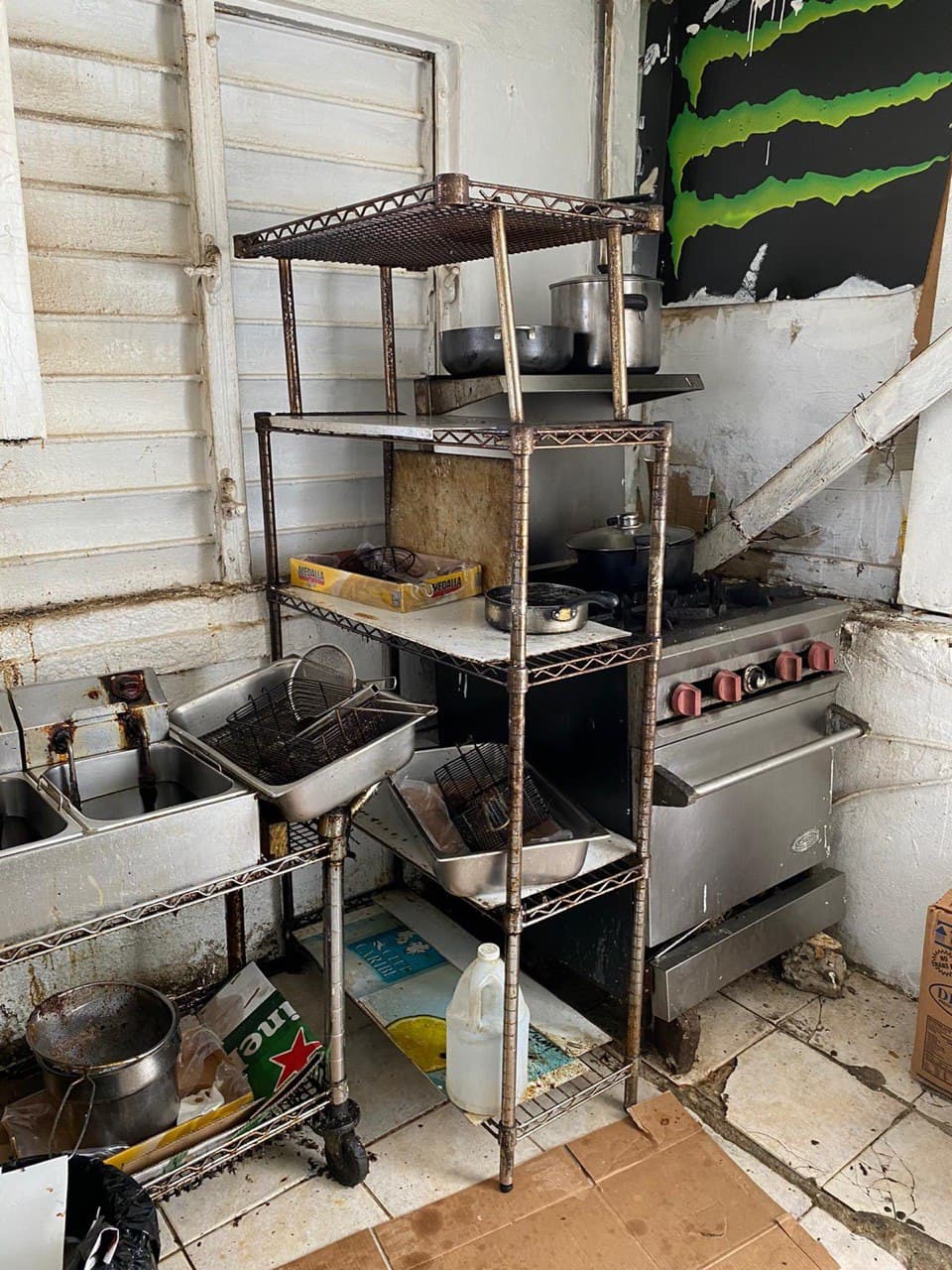 En agosto, Salud intervino con dos negocios dedicados a la venta de comida 
<a href="https://www.univision.com/local/puerto-rico-wlii/comida-expirada-falta-de-limpieza-en-el-area-de-cocina-asi-operaban-estos-restaurantes-del-condado-en-san-juan-fotos">ubicados en la zona de Condado</a> por incumplimientos a la Orden Ejecutiva y condiciones de salud pública.