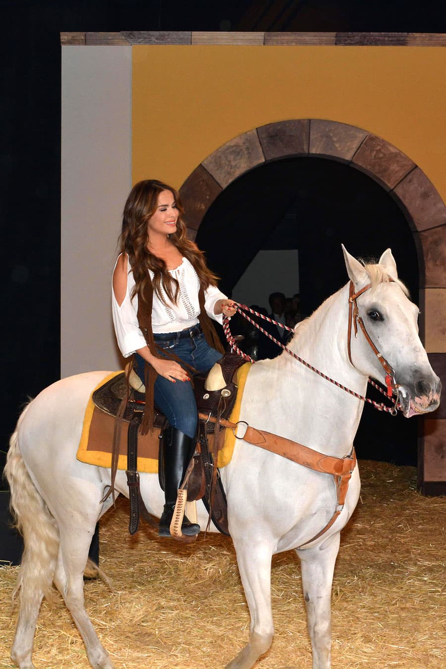 Para darle un toque campirano al evento, el lugar se transformó en un rancho, donde Danna García llegó montada a caballo para presentar a 'Diana Santos', su personaje.