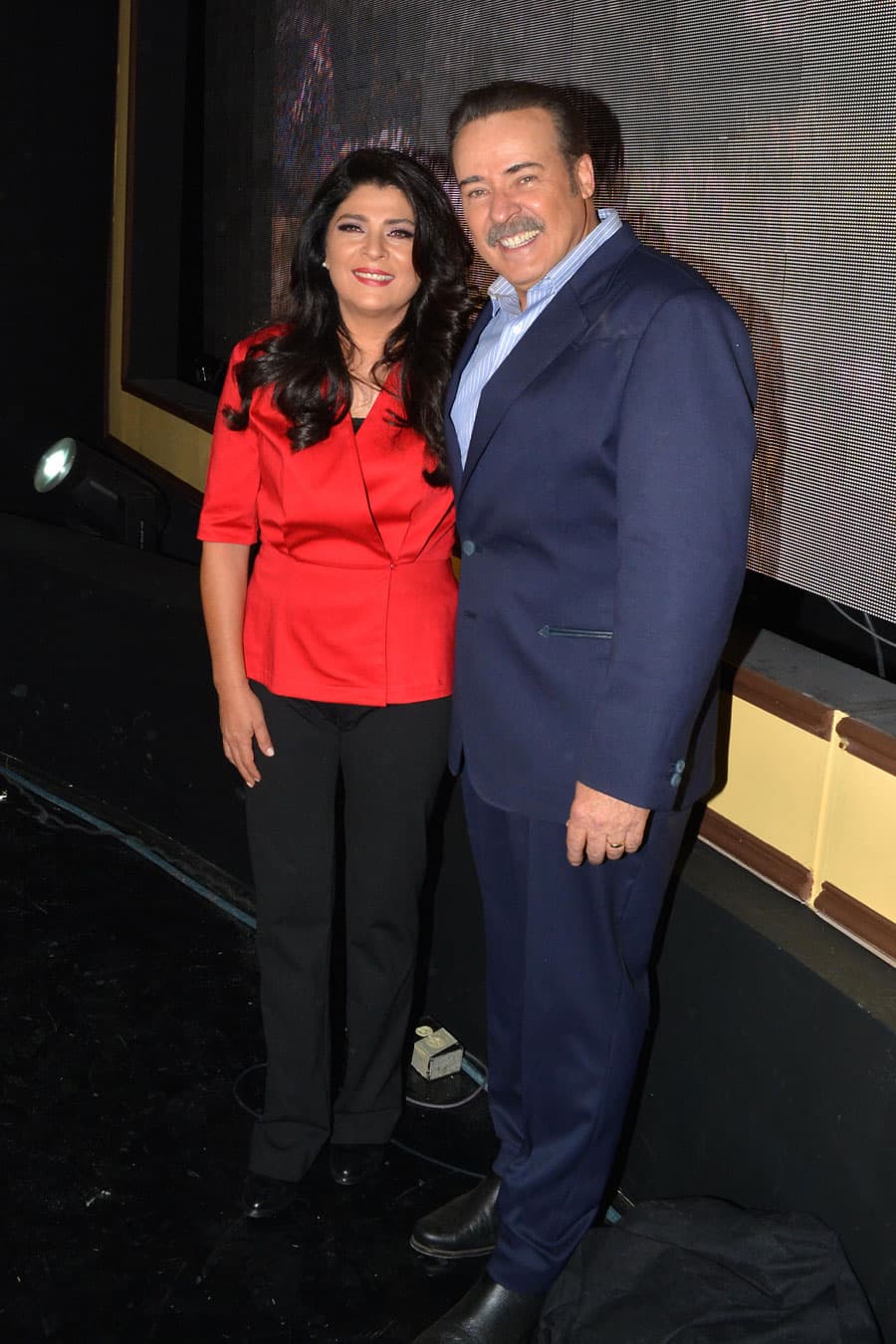 Victoria Ruffo y César Évora llevan los roles principales de la pareja adulta.