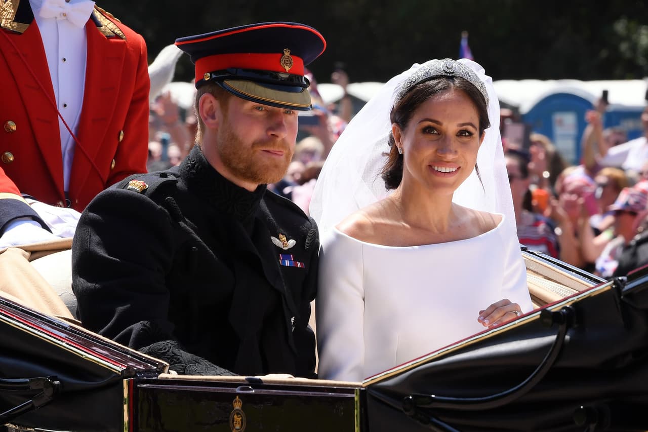 <h3 class="cms-H3-H3">2.- Una mujer divorciada </h3>
<br>
<br>Cuando Meghan Markle 
<b><a href="https://www.univision.com/estilo-de-vida/bodas/los-famosos-que-asistieron-a-la-boda-del-principe-harry-y-meghan-markle-fotos" target="_blank">llegó al altar con el príncipe Harry</a> </b>en 2018, se casó por segunda vez. Meghan provocó en la reina Isabel un cambio que no se había visto en la familia real desde el segundo matrimonio del príncipe Carlos con Camilla Parker-Bowles, en 2005.
<br>