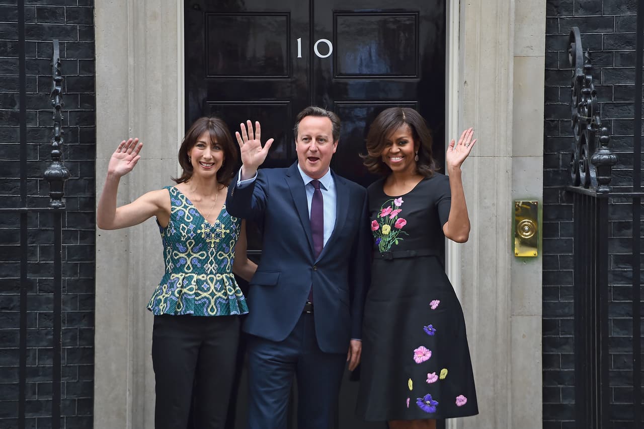 Saludando a las cámaras junto a David Cameron y su esposa Samantha en Downing Street.