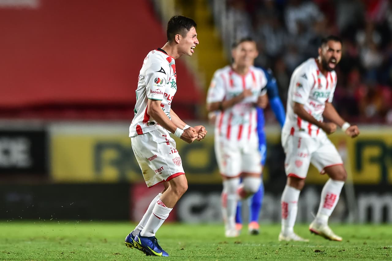 Con goles de Rodrigo Aguirre y Ponchito González, Monterrey vino de atrás para vencer 1-2 al Necaxa y treparse de forma momentánea en la cima del Apertura 2022.