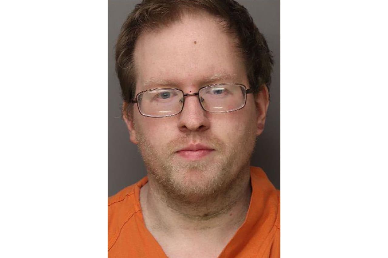 Este hombre mantuvo secuestradas a 4 personas en su sótano por 10 años para usar sus tarjetas y cuentas de banco