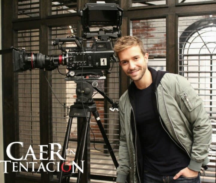 "Saturno" es el tema principal del melodrama protagonizado por
<a href="http://www.univision.com/novelas/caer-en-tentacion/exclusiva-asi-se-grabo-el-intenso-viaje-a-acapulco-de-caer-en-tentacion-video">Silvia Navarro, Gabriel Soto, Adriana Louvier y Carlos Ferro</a>.