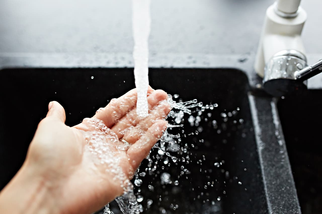 Enjuaga el arnés con agua tibia. No la dejes reposando en agua ni uses jabón, solventes o lubricantes. Cualquier producto que contenga algún tipo de lubricante puede comprometer su funcionamiento.