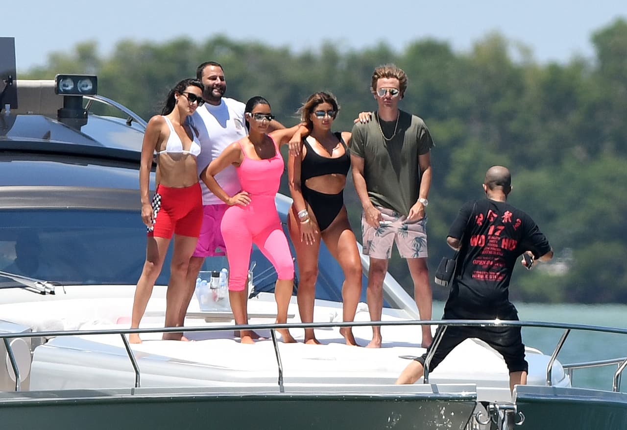 La también empresaria estuvo reodeada de amigos y no desaprovechó la oportunidad de posar junto a ellos.