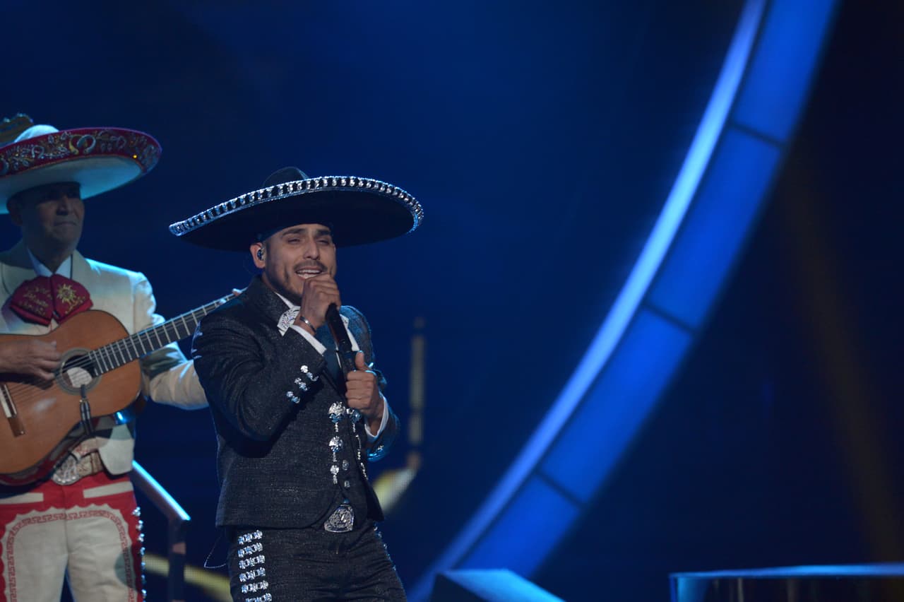 Espinoza nunca decepciona a sus fanáticos con sus canciones.