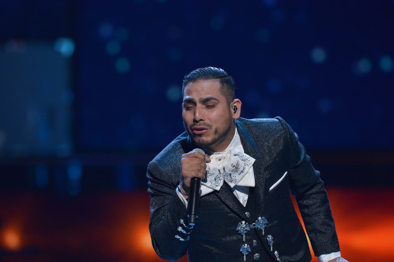 Violines, guitarras y trompetas, ¡todas se unieron al talento de Espinoza! El norteño lucía encantado de cantar al lado de tan talentosos músicos.