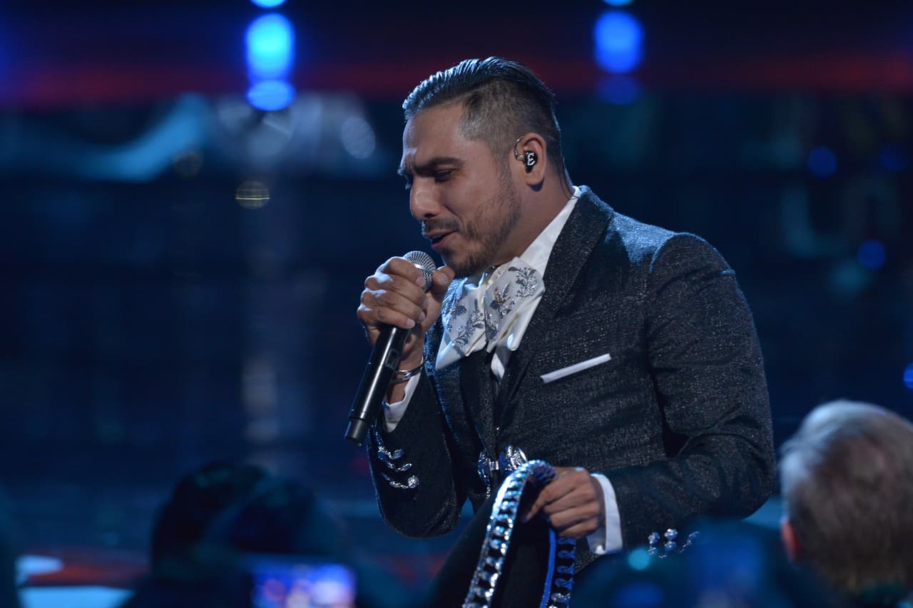 El que entró pisando fuerte a los Latin GRAMMY fue Espinoza Paz.