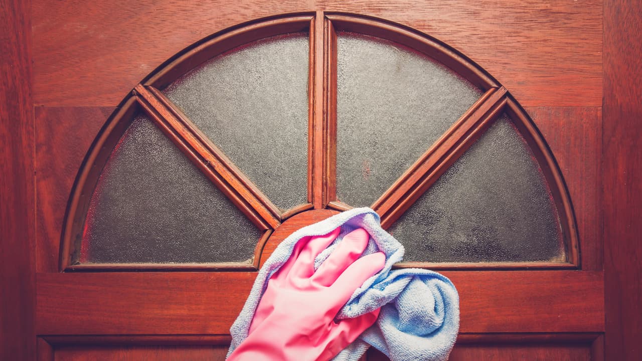 En un recipiente con agua con mucha sal de mar o bicarbonato, moja un trapo y limpia todas tus ventanas y puertas, sobre todo la de la entrada, porque es por donde entra la mayor energía a nuestros hogares. ¡A quitar esa fea energía!