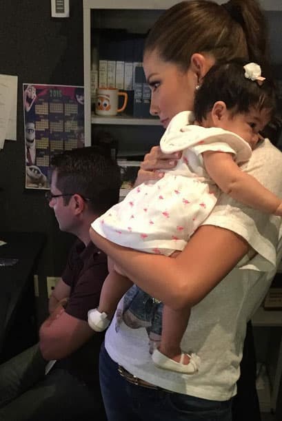 No importa el cansancio o el estrés, al tener en sus brazos a su hermosa hija, todo se olvida y sólo importa estar con ella.