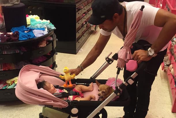 "A veces llego y veo a mi esposo cantándole o bailándole o platicando con ella, y creo que son los momentos que más me derriten".