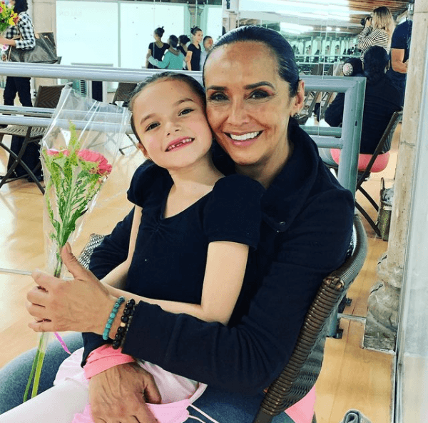 Mayra Rojas quiere que su hija Luciana, a quien adoptó tras la muerte de su hermana Lorena Rojas, crezca lo más normalmente posible, libre de estereotipos, estigmas o dudas que pudieran afectarla en su crecimiento.