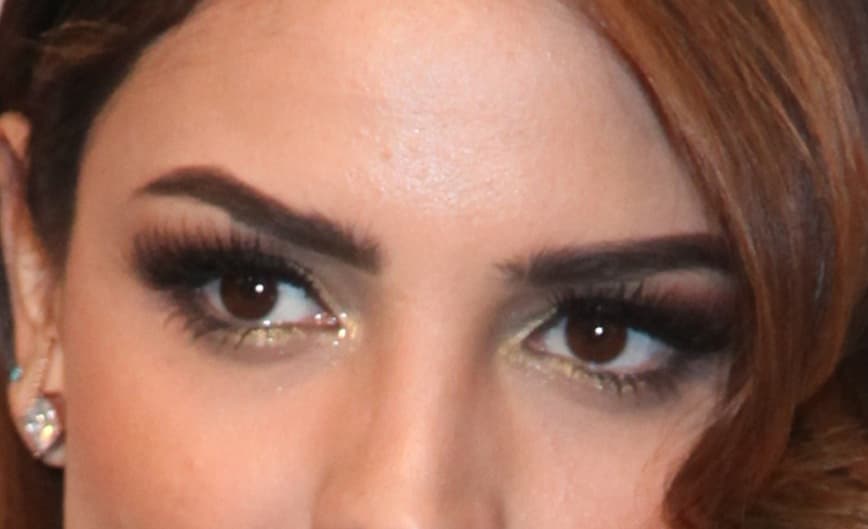 Esta belleza lleva en su mirada gran parte de su encanto, y en Latin GRAMMY ha lucido despampanante, ¿quién es?