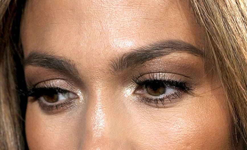 Estos hermosos ojos son de una reina latina que fascina con su mirada. Además de cantar, baila impresionante ... ¿sabes quién es?