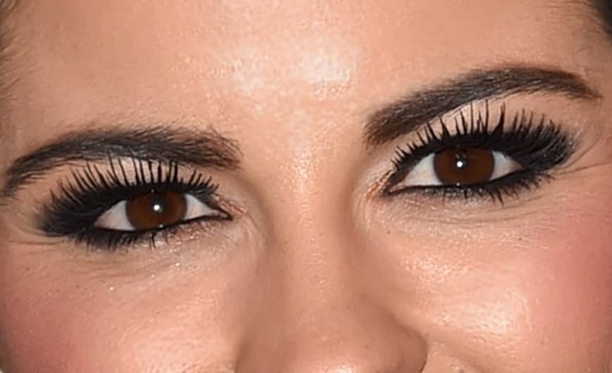 Te retamos a que ahora adivines el nombre de la sexy famosa dueña de estos ojitos oscuros. ¿Ya la viste bien?