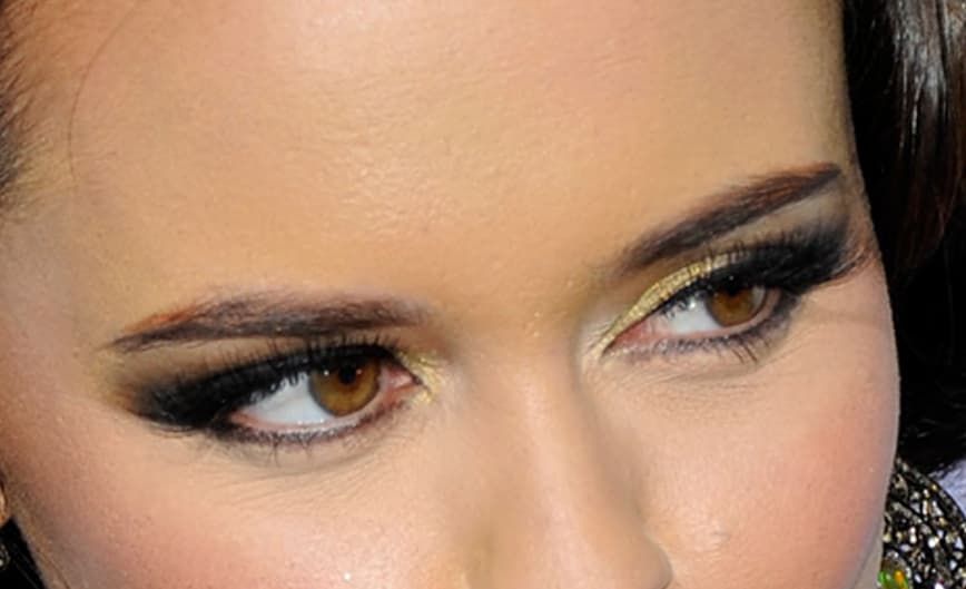 Estos ojitos color miel son hermosos, además su dueña canta impresionante.