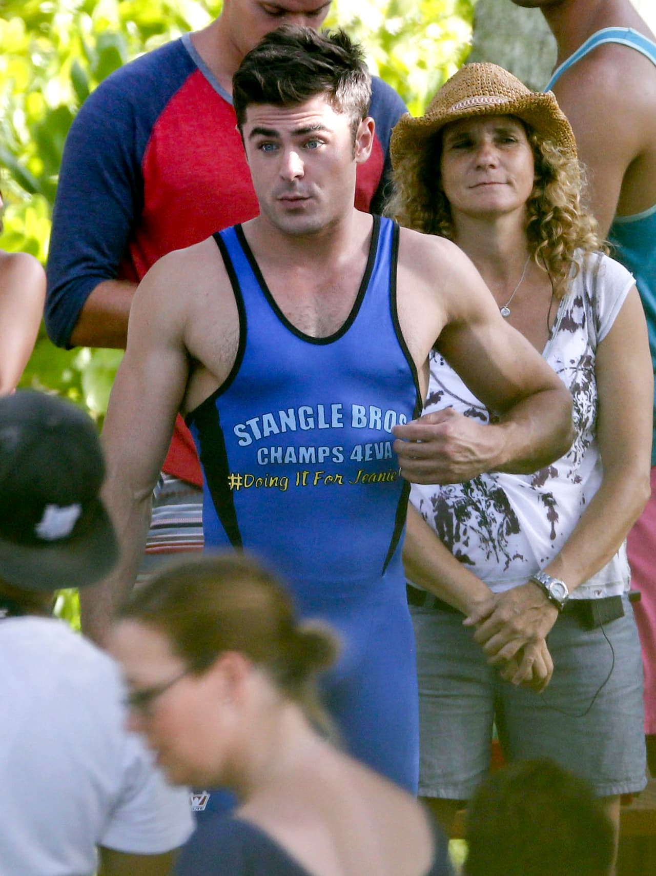 Zac no podía quitarse las manos de encima. ¿Tímido?