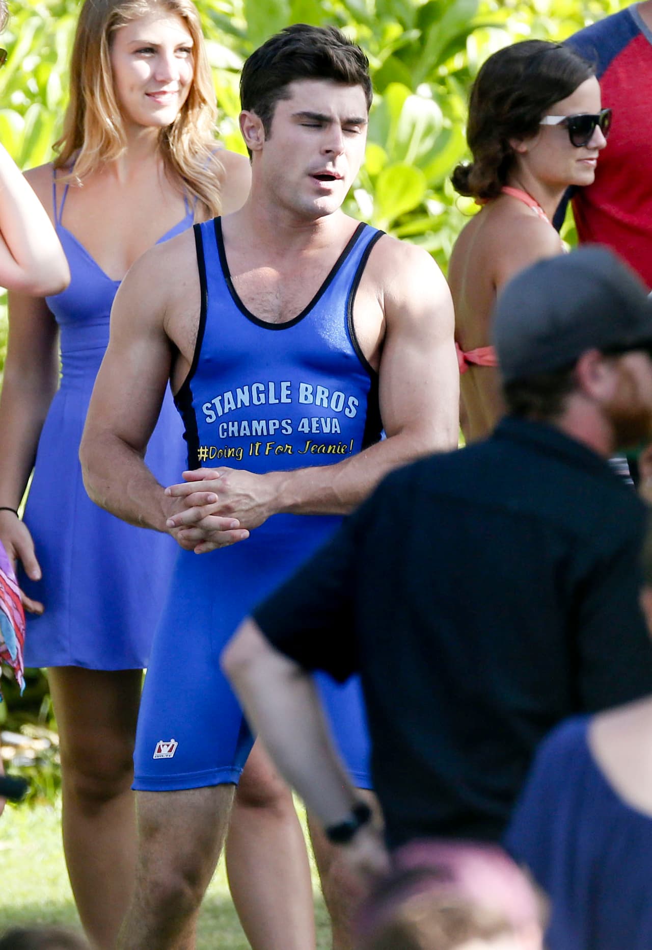 Zac no podía quitarse las manos de encima. ¿Tímido?