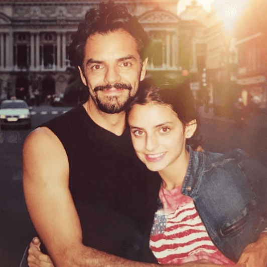 Aisliin Derbez también uso su cuenta de Instagram para publicar una fotografía junto a su padre y felicitarlo: "Hoy es su cumpleaños y lo amo demasiado. Lo que no entiendo es porque se sigue viendo igual que hace 15 años 🤔 ojalá el gen de la eterna juventud también me lo haya heredado @ederbez", escribió.