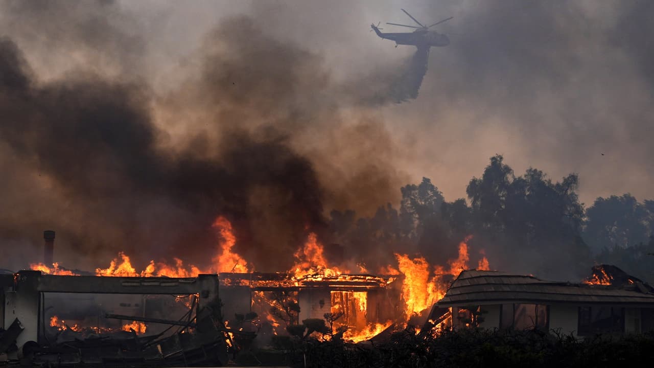 Los vientos de Santa Ana suelen propagar incendios.