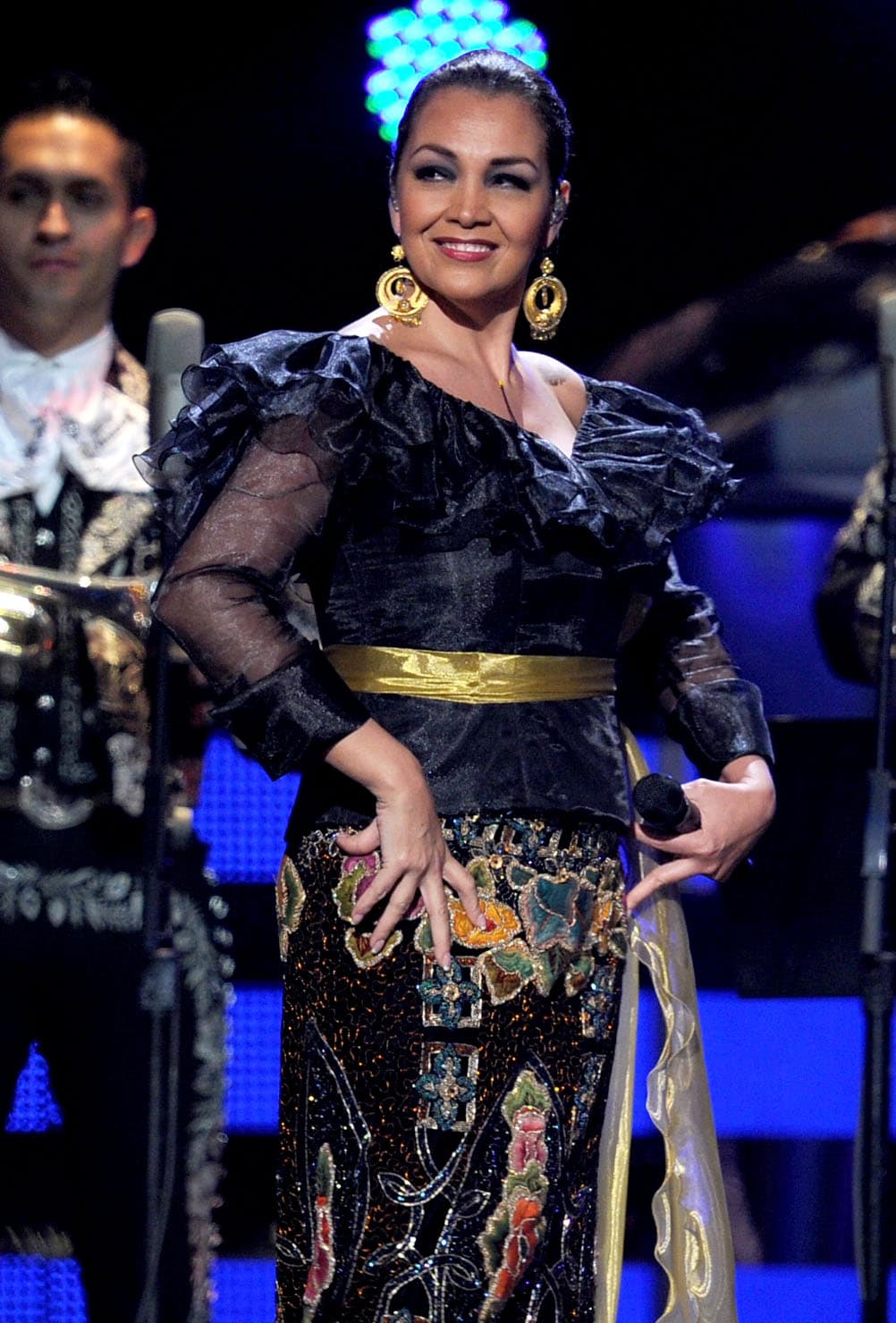 Vestida de esta elegante manera es como Aida Cuevas ha llevado la música ranchera a lo largo y ancho de los cuatro continentes.