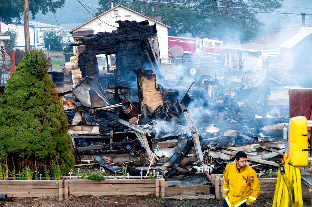 Debido a su rápido crecimiento, se han ordenado evacuaciones obligatorias para al menos 14 zonas cercanas al origen de las llamas.