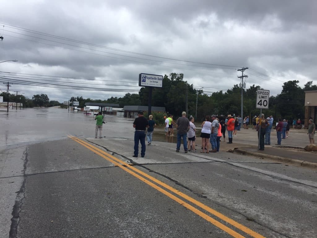 Los residentes evacuados están siendo dirigidos al refugio establecido en la iglesia Second Baptist Church ubicada en el 1010 de la calle N. Von Minden, en La Grange.