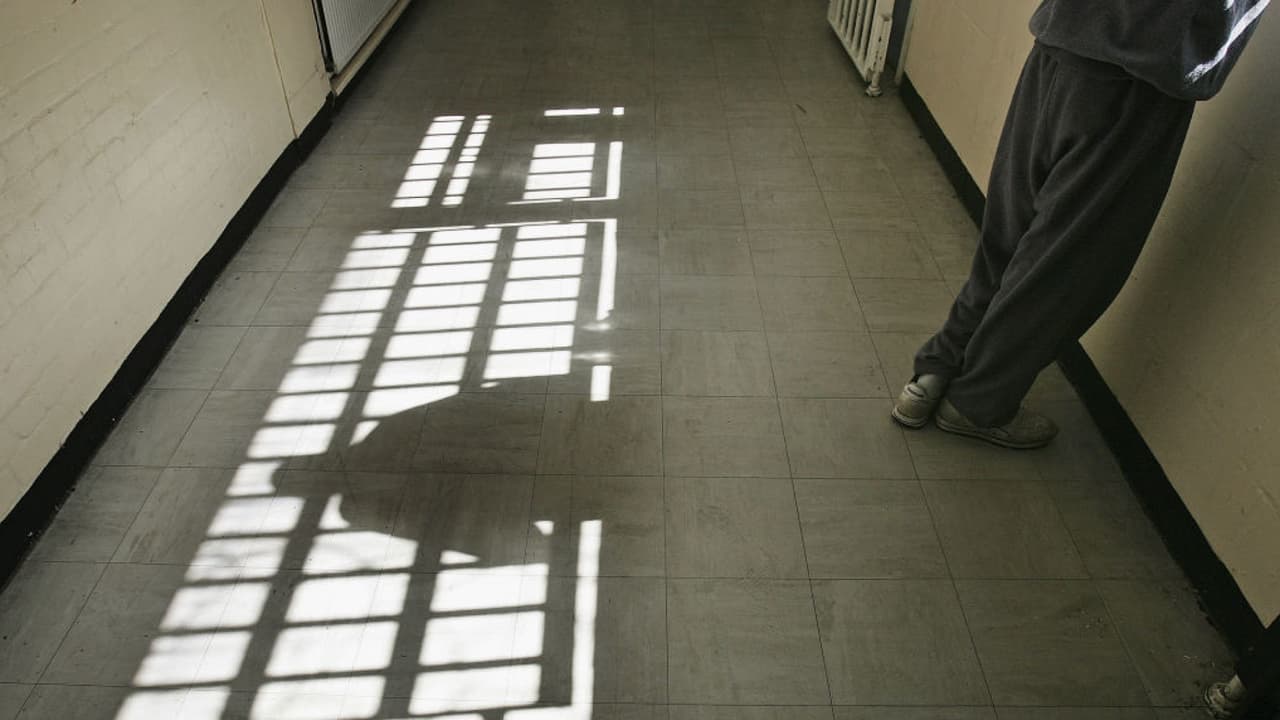 Entra en vigor ley 'borrón y cuenta nueva' en NY que sella registros de ciertos récords criminales 